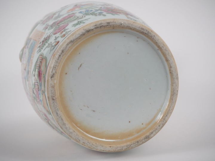 Chine, Canton, fin XIXe siècle Vase balustre en porcelaine de Canton, 