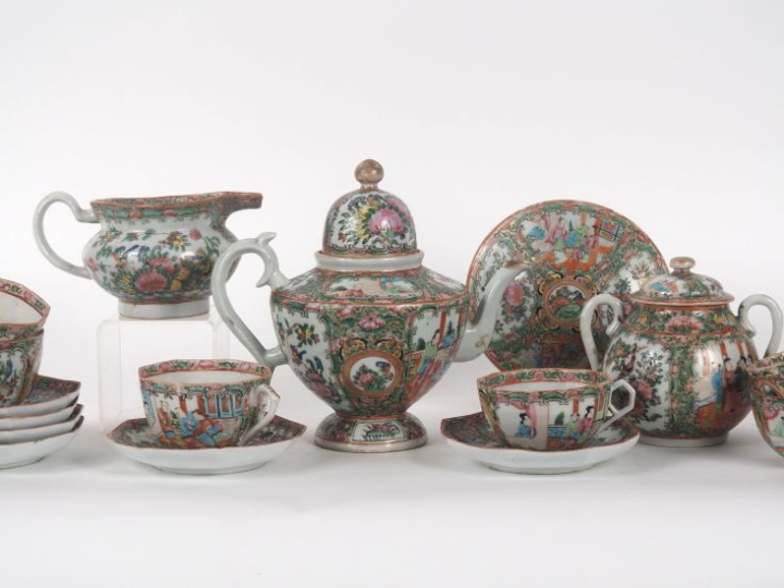 Chine, fin XIXe siècle Service en porcelaine de Canton, à décor de scè