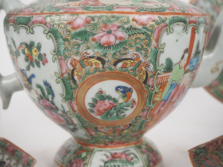 Chine, fin XIXe siècle Service en porcelaine de Canton, à décor de scè