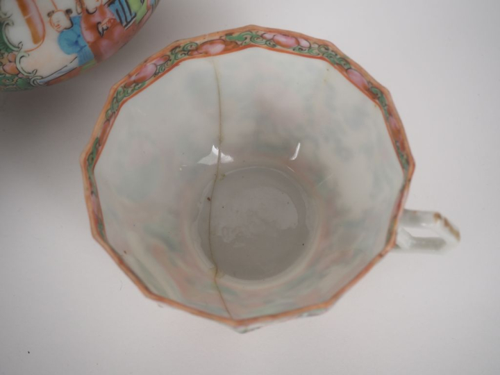 Chine, fin XIXe siècle Service en porcelaine de Canton, à décor de scè