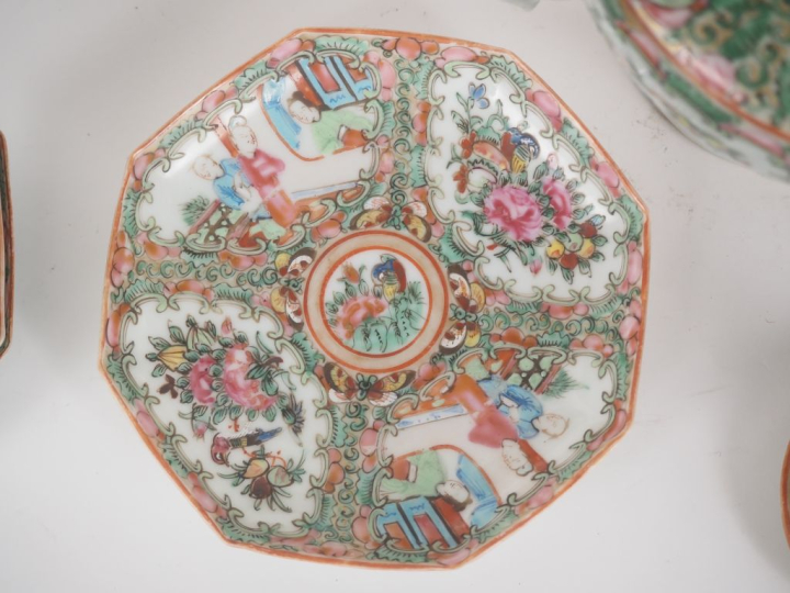 Chine, fin XIXe siècle Service en porcelaine de Canton, à décor de scè