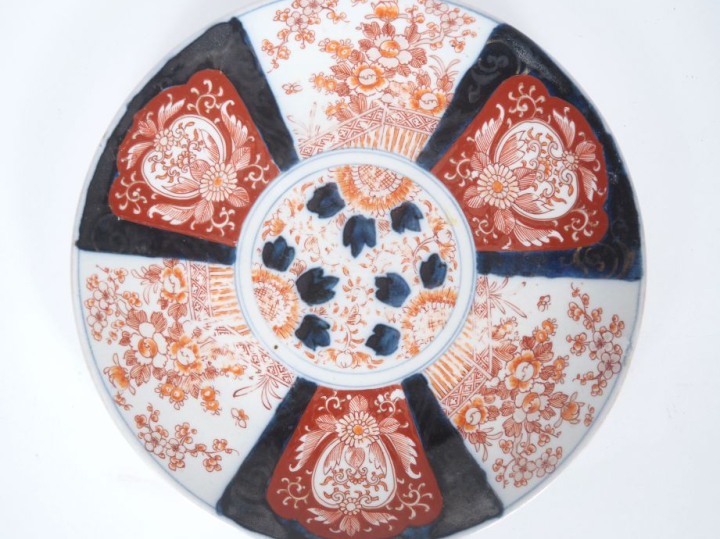 Japon, vers 1920 Plat en porcelaine imari, à décor de terrasses, arbre
