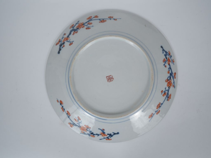 Japon, vers 1920 Plat en porcelaine imari, à décor de terrasses, arbre
