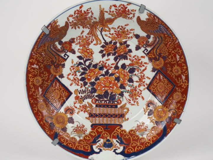 Chine, vers 1980 Important plat en porcelaine de style « imari », à dé