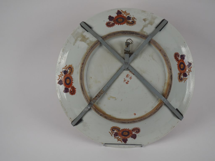 Chine, vers 1980 Important plat en porcelaine de style « imari », à dé