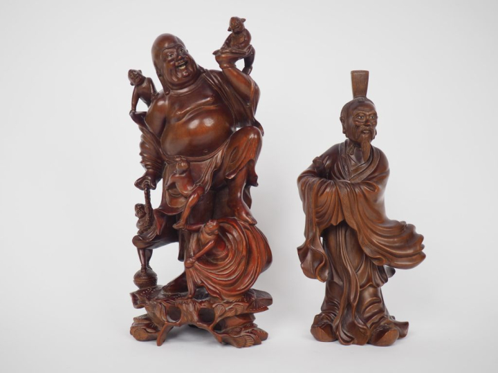 Chine, vers 1930 Deux statuettes en bois, représentant Milefo debout e
