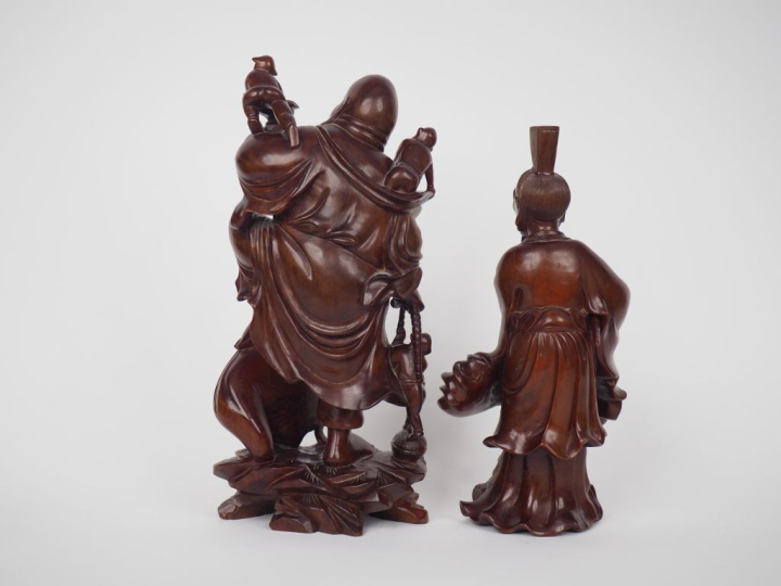 Chine, vers 1930 Deux statuettes en bois, représentant Milefo debout e