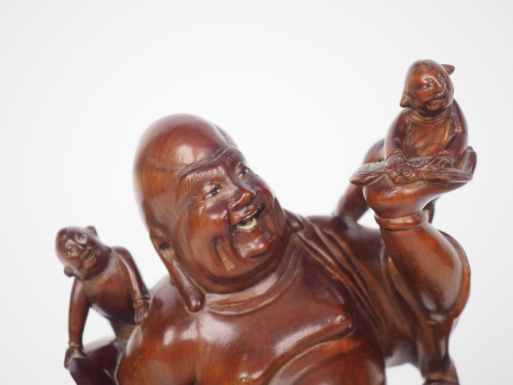 Chine, vers 1930 Deux statuettes en bois, représentant Milefo debout e