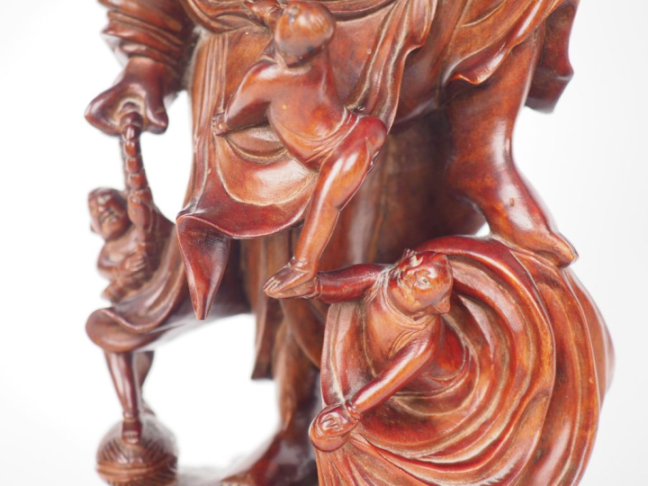 Chine, vers 1930 Deux statuettes en bois, représentant Milefo debout e