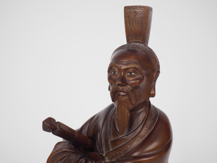 Chine, vers 1930 Deux statuettes en bois, représentant Milefo debout e