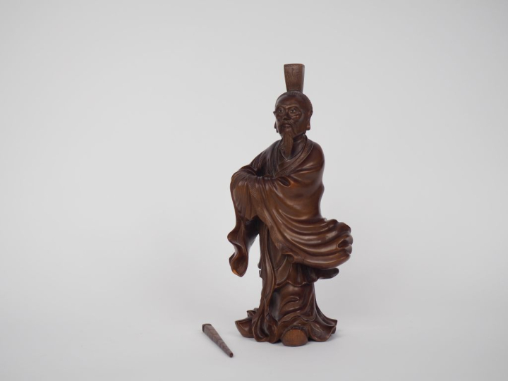 Chine, vers 1930 Deux statuettes en bois, représentant Milefo debout e