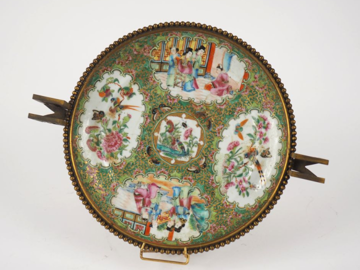 Chine, vers 1900 Coupe ou drageoir en porcelaine de Canton et émaux de