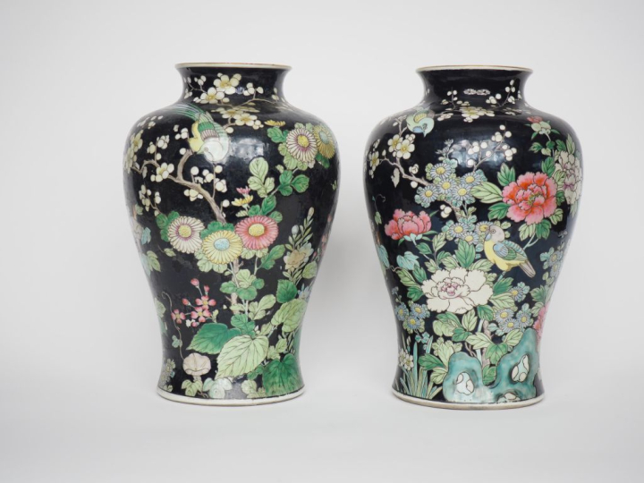 Chine, 1ère moitié du XXe siècle Paire de vases de forme balustre, en 