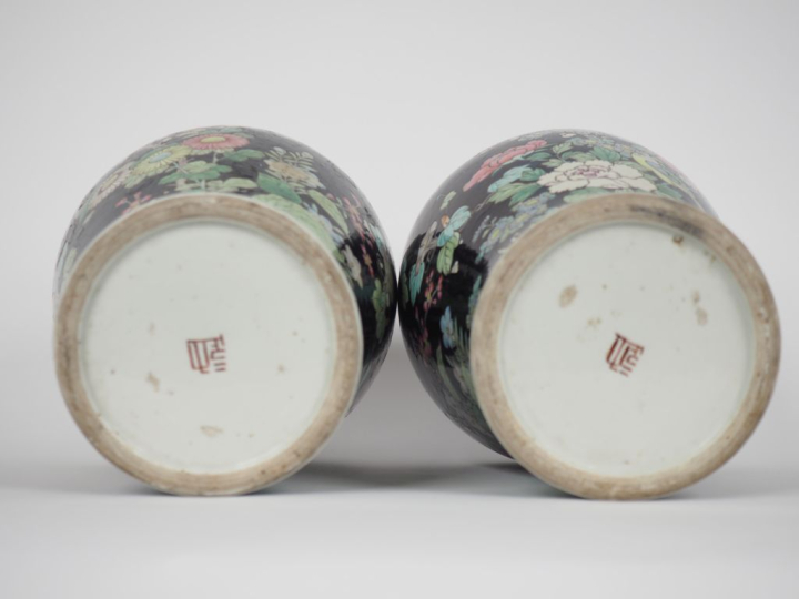 Chine, 1ère moitié du XXe siècle Paire de vases de forme balustre, en 