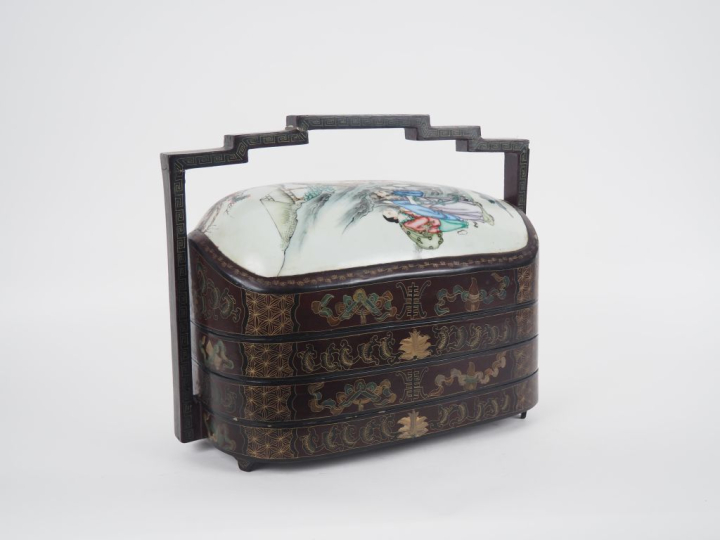 Chine, vers 1900 Boîte en bois laqué, avec couvercle en porcelaine éma