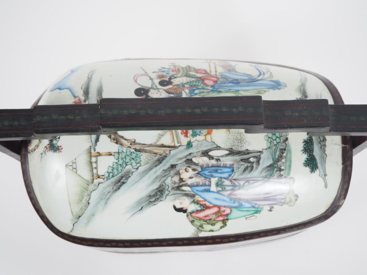 Chine, vers 1900 Boîte en bois laqué, avec couvercle en porcelaine éma