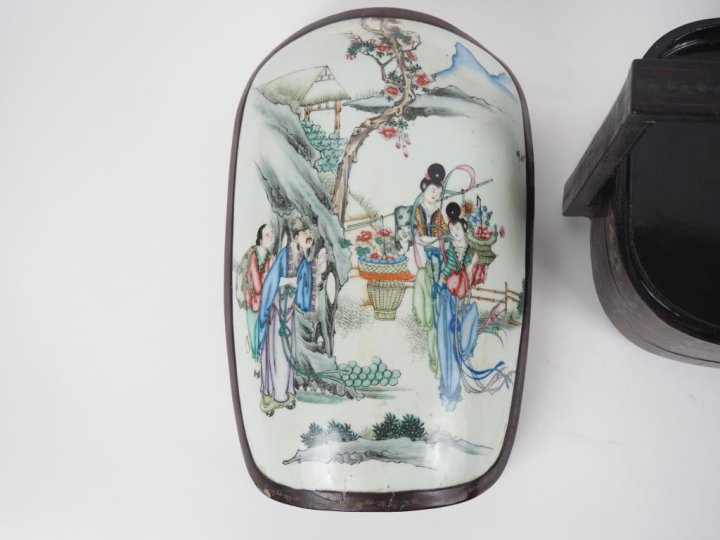 Chine, vers 1900 Boîte en bois laqué, avec couvercle en porcelaine éma