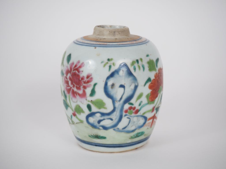 Chine, XIXe siècle Lot comprenant un petit pot à gingembre en porcelai