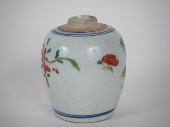Chine, XIXe siècle Lot comprenant un petit pot à gingembre en porcelai