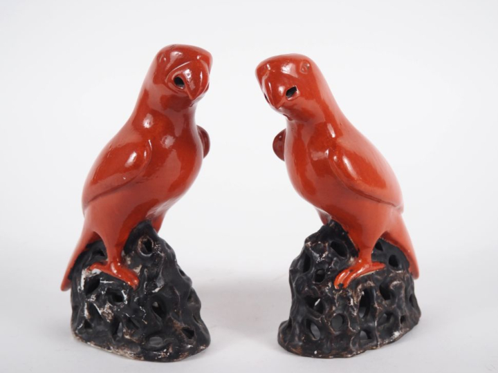 Chine, 1ère moitié du XXe siècle Paire de statuettes en porcelaine éma