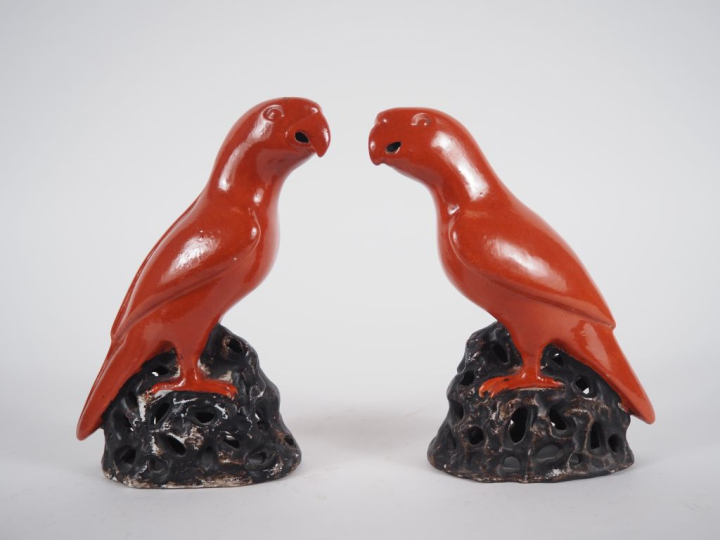 Chine, 1ère moitié du XXe siècle Paire de statuettes en porcelaine éma
