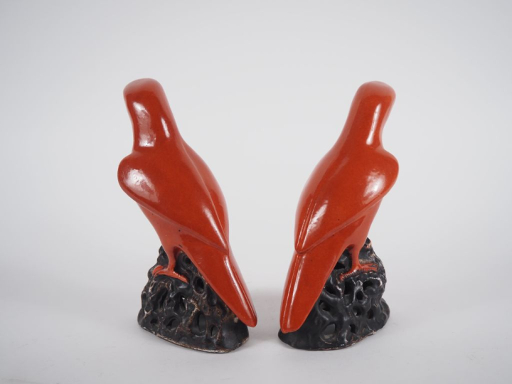 Chine, 1ère moitié du XXe siècle Paire de statuettes en porcelaine éma
