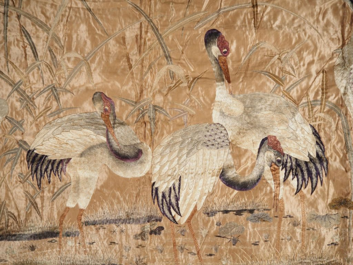 Indochine, vers 1900 Tenture en soie beige et lin brodé, à décor de gr