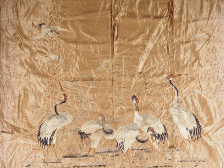 Indochine, vers 1900 Tenture en soie beige et lin brodé, à décor de gr