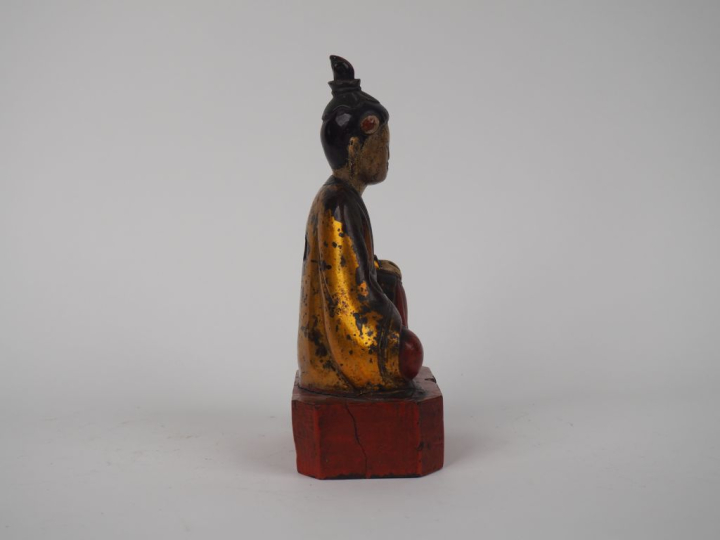 Vietnam, vers 1920 Statuette en bois anciennement laqué et doré, repré
