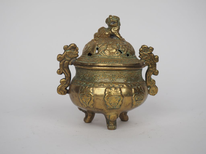 Indochine, vers 1900 Brûle-parfum tripode en bronze, à décor de callig
