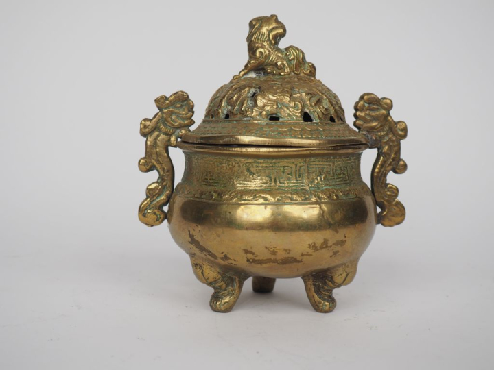 Indochine, vers 1900 Brûle-parfum tripode en bronze, à décor de callig