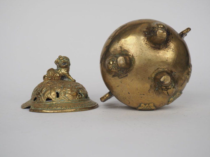 Indochine, vers 1900 Brûle-parfum tripode en bronze, à décor de callig