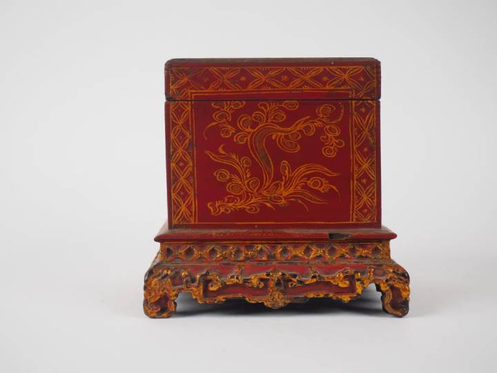 Indochine, vers 1900 Petit coffret quadrangulaire reposant sur un pièt