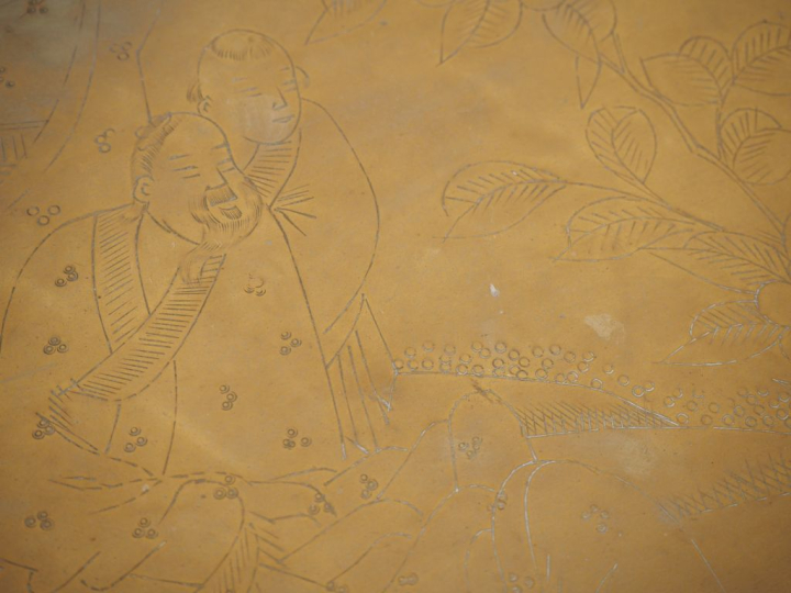 Indochine, vers 1920 Plateau en cuivre, à décor incisé d’un lettré acc