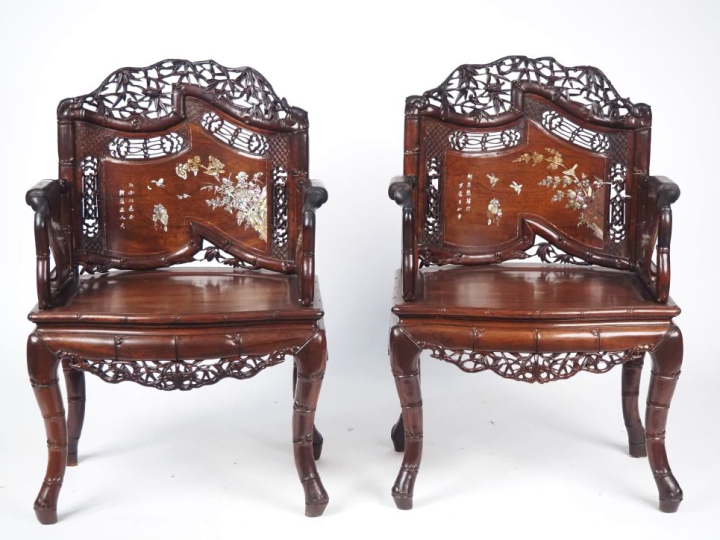 Paire de fauteuils XIXème Chine du Sud en bois exotique ajouré, sculpt