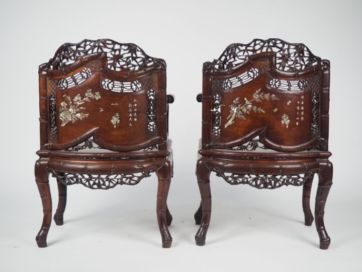 Paire de fauteuils XIXème Chine du Sud en bois exotique ajouré, sculpt