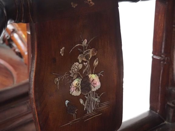 Paire de fauteuils XIXème Chine du Sud en bois exotique ajouré, sculpt