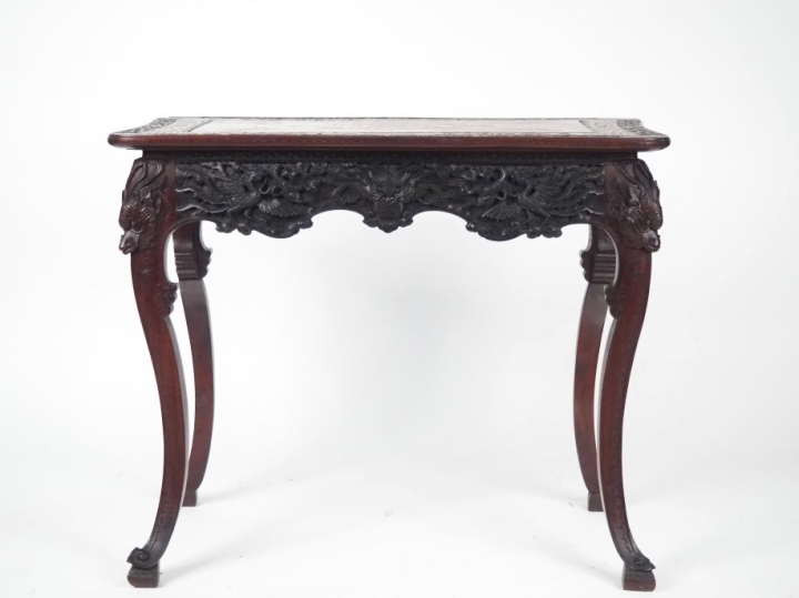 Chine du Sud, vers 1900 Table en bois reposant sur des pieds galbés, l
