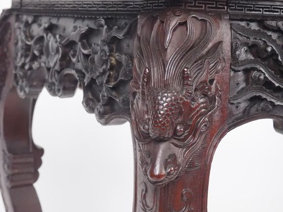 Chine du Sud, vers 1900 Table en bois reposant sur des pieds galbés, l