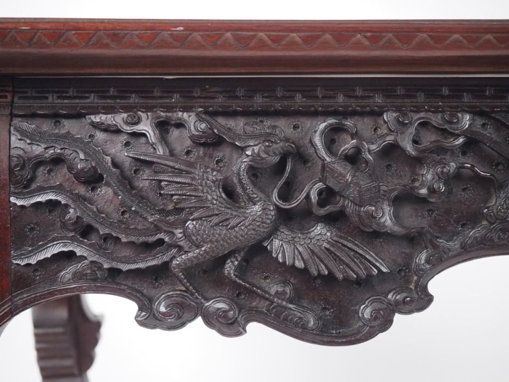 Chine du Sud, vers 1900 Table en bois reposant sur des pieds galbés, l