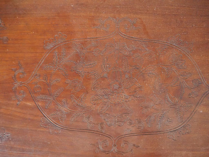 Chine du Sud, vers 1900 Table en bois reposant sur des pieds galbés, l