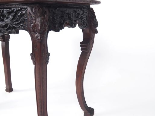 Chine du Sud, vers 1900 Table en bois reposant sur des pieds galbés, l