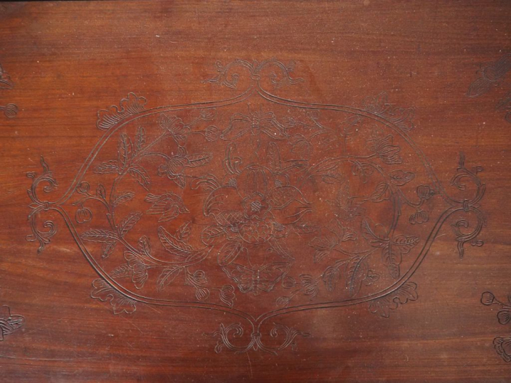 Chine du Sud, vers 1900 Table en bois reposant sur des pieds galbés, l