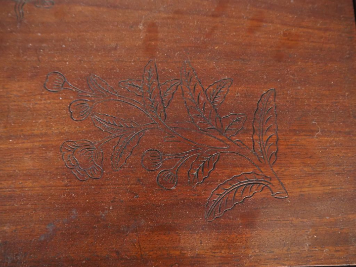 Chine du Sud, vers 1900 Table en bois reposant sur des pieds galbés, l