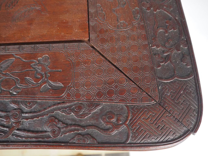 Chine du Sud, vers 1900 Table en bois reposant sur des pieds galbés, l