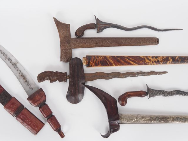 Indonésie, fin XIXe siècle Ensemble de trois kriss, l’un avec la poign