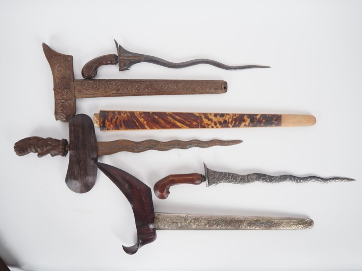 Indonésie, fin XIXe siècle Ensemble de trois kriss, l’un avec la poign