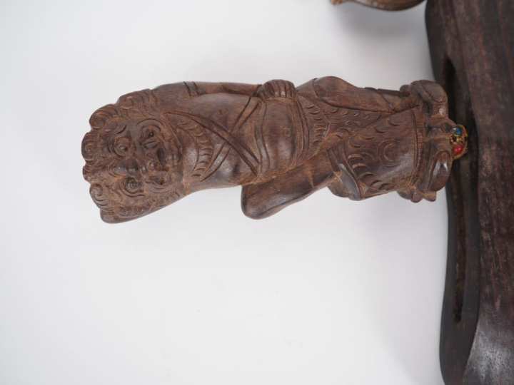 Indonésie, fin XIXe siècle Ensemble de trois kriss, l’un avec la poign