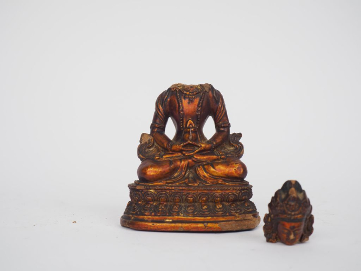 Tibet, XVIII-XIXe siècle Lot comprenant une statuette en terre cuite l