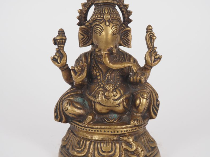 Inde, travail moderne Sujet en cuivre, représentant Ganesh assis sur u